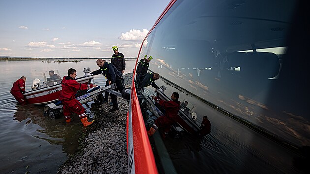 Záchranái nali polského rybáe, který se topil v úpském pivadi do nádre...