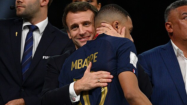 Francouzsk prezident Emmanuel Macron objm Kyliana Mbappho po prohranm finle fotbalovho mistrovstv svta v Kataru.