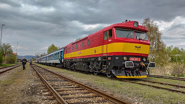 Lokomotiva 749.247 spolenosti Vchodoek drha ve stanici Broumov