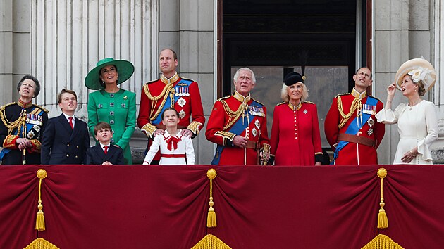 Princezna Anna, princ George, princezna Kate, princ Louis, princezna Charlotte, princ William, krl Karel III., krlovna Camilla, princ Edward a vvodkyn Sophie na oslavch Trooping the Colour (Londn, 17. ervna 2023)