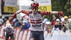 Dánský cyklista Mattias Skjelmose slaví etapový triumf v závod� Kolem �výcarska.