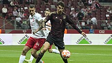 N�mecký reprezentant Kai Havertz (vpravo) se zkou�í odpoutat od Jakuba Kiwiora...