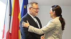 Nový starosta Prahy 2 Jan Korseska a exstarostka Alexandra Udženija.