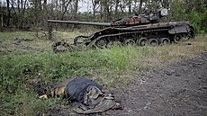 Tlo ruského vojáka a zniený ruský tank u osvobozené obce Staroeve (14....