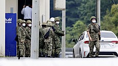 Japon�tí vojáci �et�í incident, p�i n�m� jeden z voják� zast�elil kolegu a...