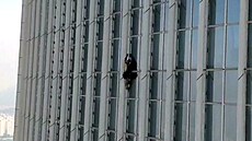 Brit se pokusil vylézt bez lan a jitní mrakodrap Lotte World Tower v...