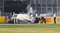 Vz pilota Haasu Nica Hülkenberga po selhání motoru bhem druhého tréninku na...