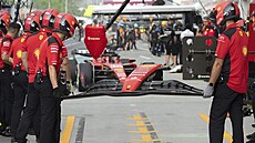 Charles Leclerc z Ferrari pijíí do boxu bhem druhého tréninku na Velkou cenu...