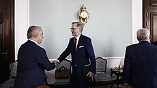 Premiér Petr Fiala se vítá s pedsedou MKOS Josefem Stedulou. Ministi budou...