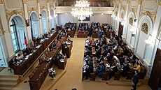Mimo�ádná sch�ze Poslanecké sn�movny. Ta pokra�uje ve schvalování novely o...