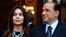 Italský premiér Silvio Berlusconi a jeho manelka Veronica Lario ekají na...