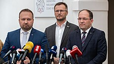 Ministr zemědělství Zdeněk Nekula (uprostřed) rezignoval. Nahradí ho lidovecký...