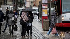 Pra�ané na Karlov� most� v de�ti. (14. dubna 2023)