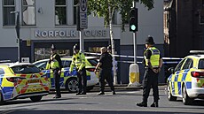 Policisté blokují silnici v britském Nottinghamu. (13. června 2023)
