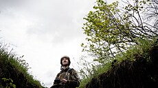 Ukrajinští vojáci během průzkumu pomocí dronů poblíž Soledaru (24. dubna 2023)