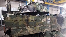 Pokozené vozidlo bojové pchoty Bradley, který Ukrajin dodaly USA. (14....