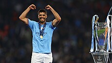 Rodrigo z Manchesteru City s pohárem pro vít�ze Ligy mistr�.