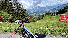 První branka legendárního sjezdu na Hahnenkammu