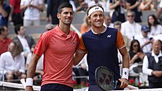 Novak Djokovi (vlevo) a Casper Ruud ped vzájemným finále Roland Garros