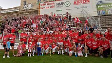 Fotbalisté Viktorie ikov oslavují postup do druhé ligy.