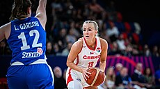 �eská basketbalistka Petra Hole�ínská v utkání proti Izraeli