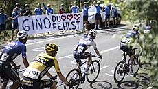Fanouci i cyklisté si bhem 7. etapy závodu Okolo výcarska pipomínali...