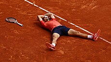 Novak Djokovi vítzí ve finále Roland Garros.