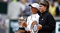 Vítězka Iga Šwiateková (vlevo) a poražená Karolína Muchová po vzájemném finále...