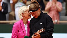 Karolína Muchová, poražená finalistka na Roland Garros, a Chris Evertová