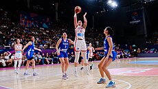 Renata B�ezinová úto�í zpod ko�e v utkání proti Izraeli.