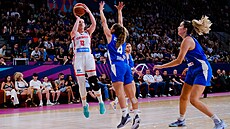 Tereza Vyoralová st�ílí na ko� v utkání proti Izraeli.