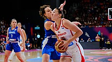 eská basketbalistka Veronika ípová útoí v utkání proti Izraeli.