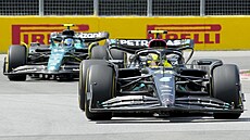Lewis Hamilton ped Fernandem Alonsem na trati Velké ceny Kanady