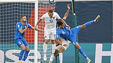 Slovenský zálo�ník Juraj Kucka hlavi�kuje v utkání proti Islandu.