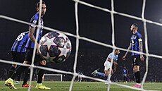 Záloník Rodri z Manchesteru City skóruje ve finále Ligy mistr proti Interu...