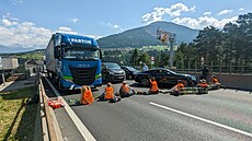 Klimatití aktivisté z hnutí Letzte generation zablokovali most Europabrücke na...