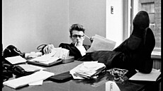 James Dean v kancelái své manaerky Jane Deacyové (1955)