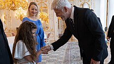 Prezident Petr Pavel při setkání s ukrajinskou dívkou (10. června 2023)