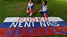 Píznivci Ruska na demonstraci ped ruským velvyslanectvím v Praze (10. ervna...
