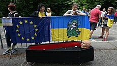 Příznivci Ukrajiny na demonstraci před ruským velvyslanectvím v Praze (10....