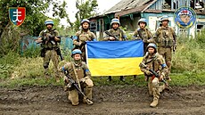 Ukrajintí vojáci 35. samostatné brigády v osvobozené obci Storoeve na západ...