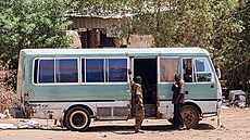 Vojáci súdánské armády zastavují minibus ke kontrole na stanoviti v jiním...