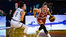 Eli�ka Hamzová (vpravo) vede mí� v utkání mistrovství Evropy v Tel Avivu proti...