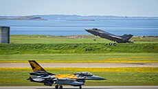 Letoun F-35 startuje ze základny &#216;rland v Norsku bhem cviení Arctic...