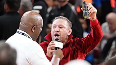 Conor McGregor p�i�el na finále NBA propagovat sprej proti bolesti, místo toho...