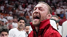 Zápasník Conor McGregor se zú�astnil �tvrtého finálového zápasu NBA mezi Miami...