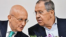 Ruský ministr zahranií Sergej Lavrov (vpravo) s Karaganovem (20. kvtna 2023)