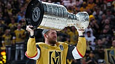 Kde je chyba? Páté finále Stanley Cupu, po nm hokejisté Vegas oslavili triumf, mlo nejnií televizní sledovanost za posledních 29 let. 