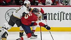 Aaron Ekblad v souboji s Markem Stonem.