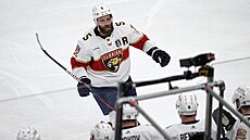 Obránce Aaron Ekblad slaví trefu ve finále proti Vegas.